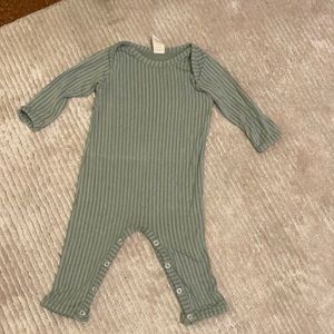 Kate Quinn body suit 3-6 months